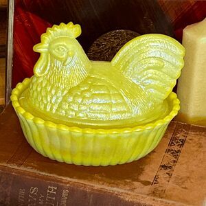 Carnival Dandelion Yellow Rooster on Nest – Westmoreland Mold – UV Reactive – Ro